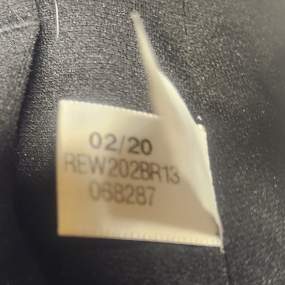 Reebok Sports Bra with rear mesh media pocket and removable padding- size Large - Picture 9 of 9